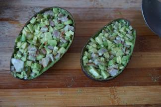 再将培根牛油果装回牛油果皮里