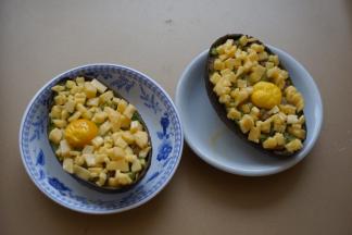 等鹧鸪蛋稍微凝固后加入芝士，再回炉烤至芝士融化了