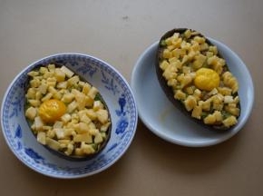 等鹧鸪蛋稍微凝固后加入芝士，再回炉烤至芝士融化了