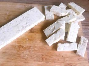 拿出来，轻轻脱盘，再切成2厘米宽4厘米长的糖块