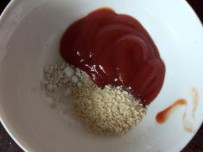 碗里加入盐、生粉、鸡精、蕃茄酱