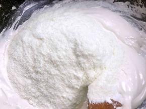 加入奶粉，搅拌均匀