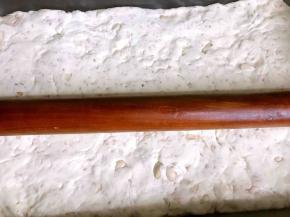 装入盘中，用擀面杖擀平（1厘米厚）的块，放冰箱冷藏1小时左右