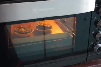 然后放入预热好的烤箱中层，190摄氏度烤10分钟