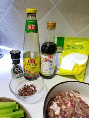 预热锅，油热之后
葱，姜炸锅，闻到香味之后，放入切过的辣椒，花椒，蒜片，辣椒油(可加可不加）。
腰稍(腰花）入锅，翻炒几下，投入配菜(莴笋或土豆）
