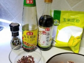 预热锅，油热之后
葱，姜炸锅，闻到香味之后，放入切过的辣椒，花椒，蒜片，辣椒油(可加可不加）。
腰稍(腰花）入锅，翻炒几下，投入配菜(莴笋或土豆）
