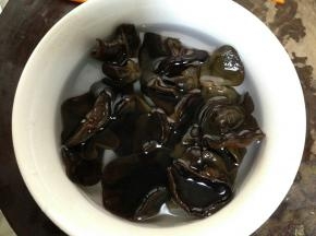 黑木耳用温水泡发2―4小时，泡发后清洗干净