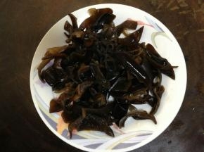 然后把木耳切丝