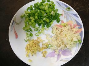 香葱切粒，姜、蒜切末