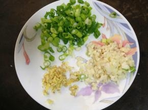 香葱切粒，姜、蒜切末