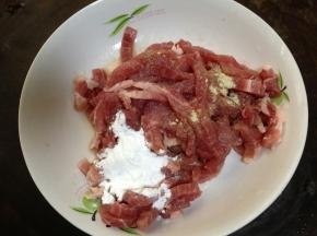 加盐一克、料酒一小勺、白胡椒粉少许、淀粉一小勺、清水一大勺