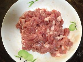 用手抓匀上浆后，加几滴食用油抓匀腌制五分钟