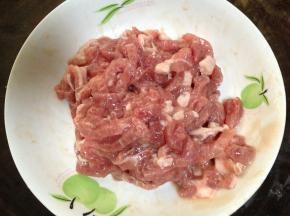 用手抓匀上浆后，加几滴食用油抓匀腌制五分钟