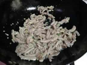 肉丝变成粉白色后取出肉丝备用