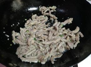 肉丝变成粉白色后取出肉丝备用