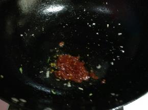 原锅在加油，小火下入郫县豆瓣酱