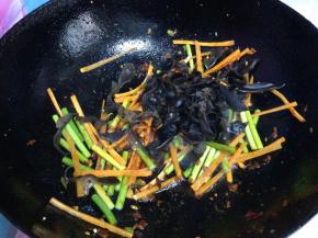 加入蔬菜炒匀
