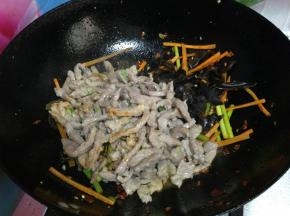 放入肉丝翻炒大约一分钟