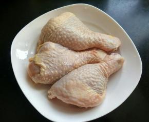 准备好鸡腿并洗净。