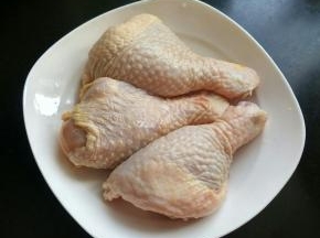 准备好鸡腿并洗净。