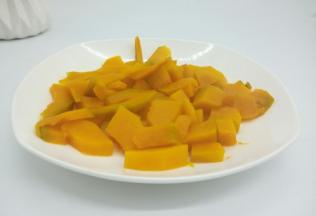 将200克去皮去瓤后的南瓜块放入盘里，盖上保鲜膜，高压锅压熟，