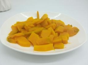 将200克去皮去瓤后的南瓜块放入盘里，盖上保鲜膜，高压锅压熟，