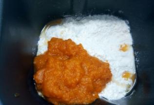 取其中的150克南瓜泥就可以，南瓜泥要凉透才可以用，先放全蛋液，再放粉类（高筋面粉和奶粉提前放一起过筛，）盐和糖对角放，酵母放面粉中间盖上，最后放凉好的南瓜泥