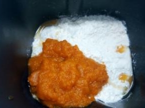 取其中的150克南瓜泥就可以，南瓜泥要凉透才可以用，先放全蛋液，再放粉类（高筋面粉和奶粉提前放一起过筛，）盐和糖对角放，酵母放面粉中间盖上，最后放凉好的南瓜泥