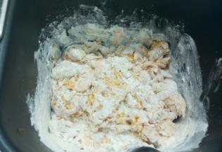 用筷子轻轻搅拌成小颗粒（这样打开面包机，不至于面粉满天飞）开面包机和面键，和面15分钟