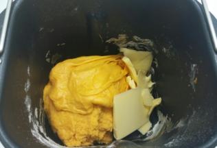 20分钟后，放软化的黄油，继续搅拌15分钟