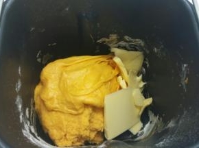 20分钟后，放软化的黄油，继续搅拌15分钟
