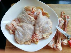 鸡腿去骨，我用的剪刀，很轻松的把大腿骨去掉。