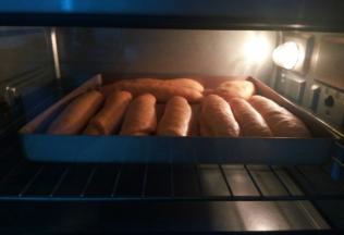 发酵好的面包棒，放入已经预热好的烤箱中层，上下火170度，烤15分钟，直到面团表面呈现金黄色。