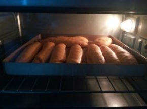 发酵好的面包棒，放入已经预热好的烤箱中层，上下火170度，烤15分钟，直到面团表面呈现金黄色。