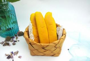 奶香浓郁，松软香甜的南瓜泥面包棒，搭配一杯牛奶吃。