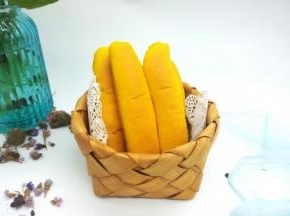 奶香浓郁，松软香甜的南瓜泥面包棒，搭配一杯牛奶吃。