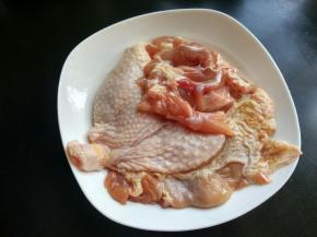 放一勺料酒，少量的盐，腌制半小时以上。