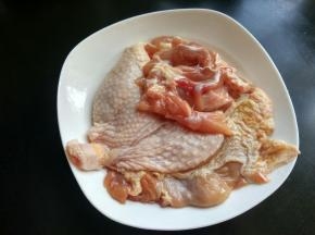 放一勺料酒，少量的盐，腌制半小时以上。