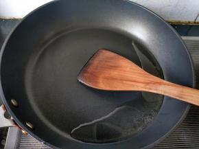 锅内放油，烧热。