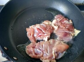 将鸡肉放入锅内，肉皮朝下。