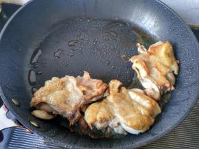 煎好一面，翻面再煎另一面。