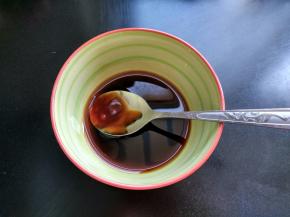 煎鸡肉的时候调照烧汁：一勺蜂蜜，两勺料酒，一勺蚝油，两勺清水，搅拌均匀。