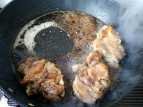 两面都煎好了，倒入调好的照烧汁，盖上锅盖小火焖一会。