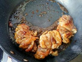 酱汁变少，可以关火了，不要烧的太干，留一点酱汁。