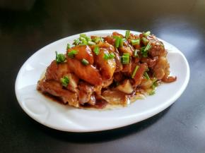 切小块装盘，撒上香葱，将锅中多的酱汁淋上。