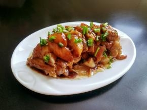 切小块装盘，撒上香葱，将锅中多的酱汁淋上。