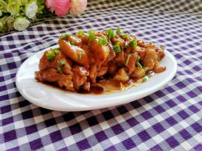 铺上桌布，可以美美的享用了，鸡肉鲜嫩，酱汁香浓的照烧鸡腿，好吃的停不下来。