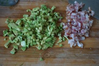 然后将牛油果和培根切碎