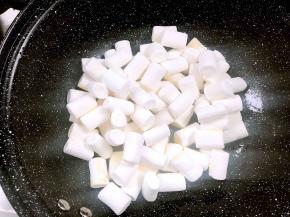 加入棉花糖，小火炒至溶化