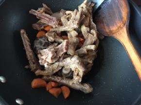 然后放入酱鸭